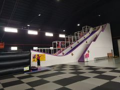 -嘿哟动霸CHUA·新潮玩运动娱乐中心·蹦床滑冰团建乐园