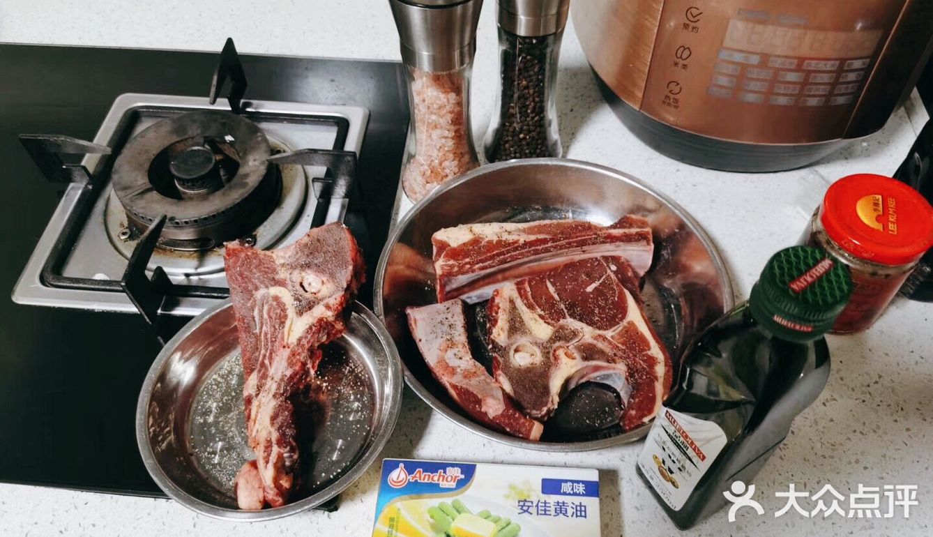 牛排骨2～3根 黄油1盒 配料：酱油、黑椒、辣酱
