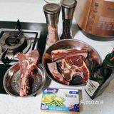牛排骨2～3根 黄油1盒 配料：酱油、黑椒、辣酱