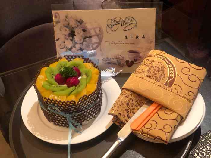 打分 住店这几天刚好碰到我生日,酒店方面很贴心送了个生日蛋糕,很