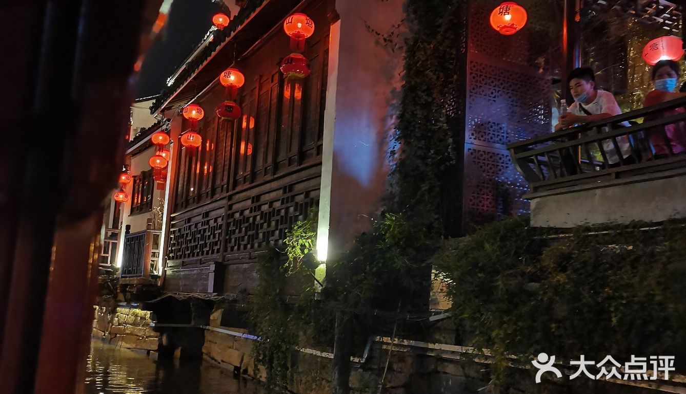又能看见不一样的河两边，都是原来的格调
