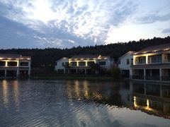 傍晚湖景-苏州环秀晓筑养生度假村