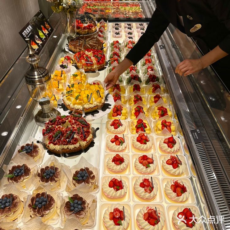 济南新店！路过记得打包带走。蛋糕自由说的就是这个吧