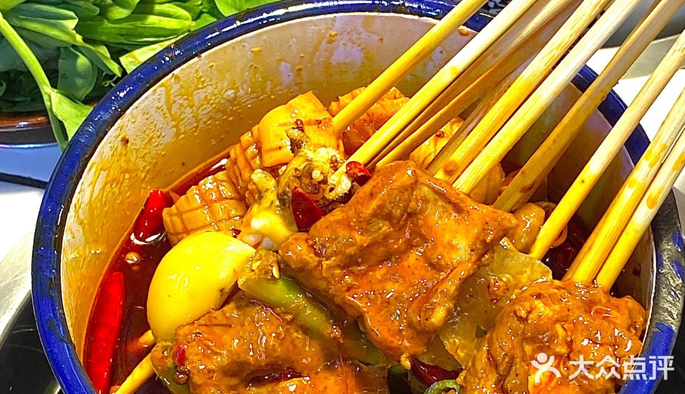 农贸市场里吃串串！！！！大城市真的好会！！
