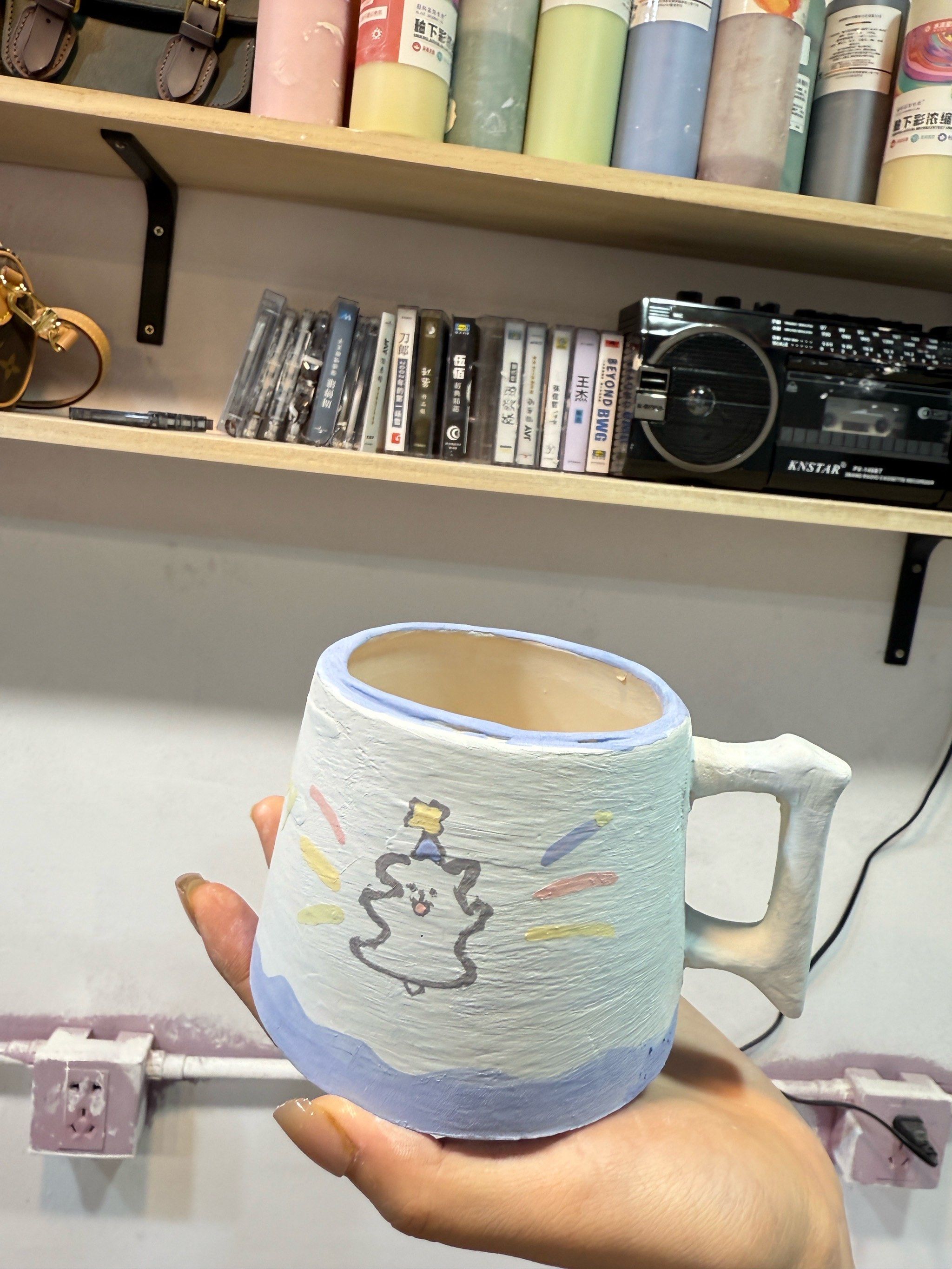 很容易就碎了
有杯子和瓶子可以选