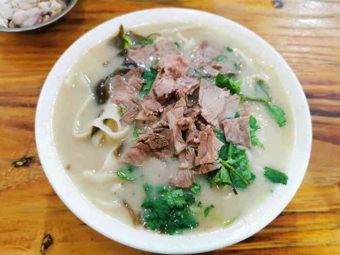 老牌羊肉馆 很多年的店了 好吃 离家近