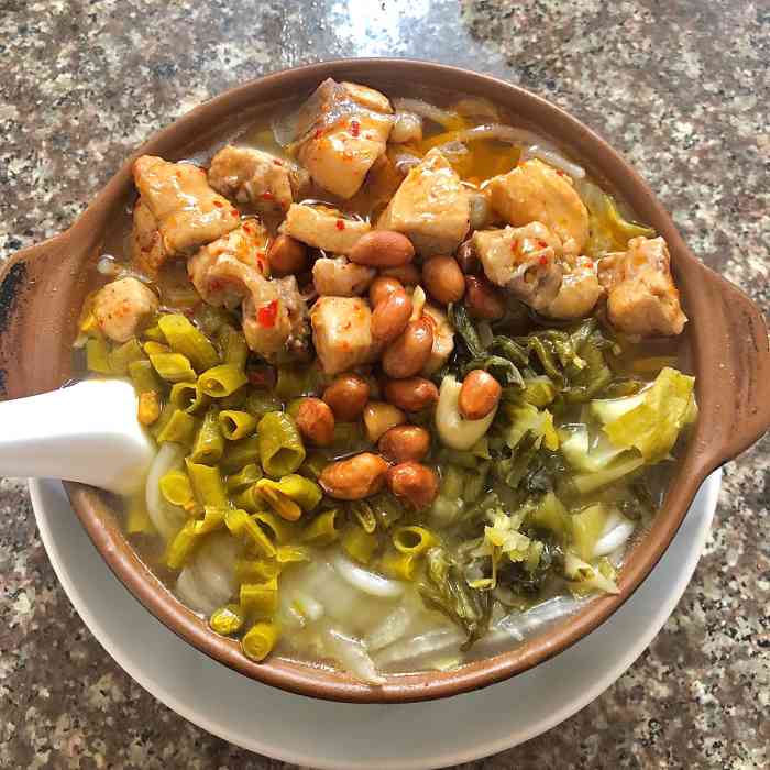 回味香砂锅辣鸡粉面店-"饭点时间来的,人有点多,果然朋友没介绍错.