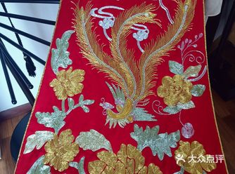 绝对肉眼可见的精致盘金手绣， 全真丝绸缎面料加持东方
