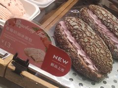 草莓奶油冰面包-巴黎贝甜(宜山路店)