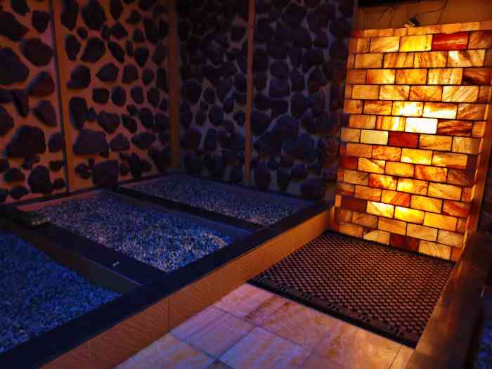 大蓝鲸欢乐汤-"阴雨天来洗澡休息休息大概是周末中午十一.