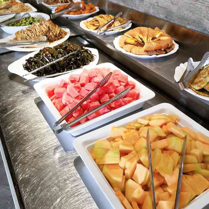 莲心斋素食 自助餐厅(友谊大道店)-"莲心斋藏在建筑的二层,略显单薄的