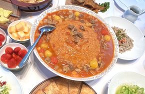 Xinjiang Tomato Beef Shank with Rice Crackers