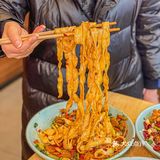 终于在重庆吃到了爆好吃的辣子鸡拌面‼️绝