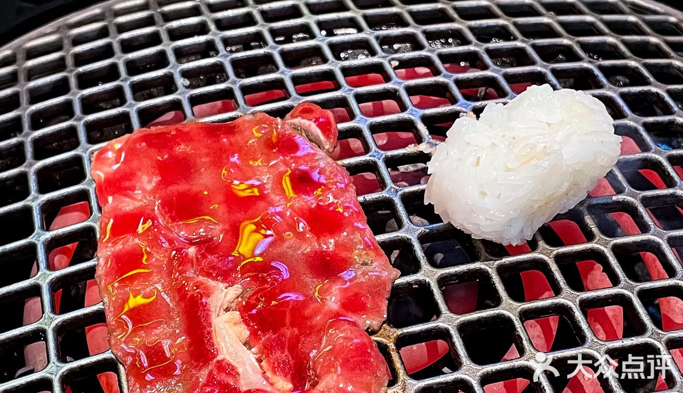 第一次在电车里吃烤肉太有意思了