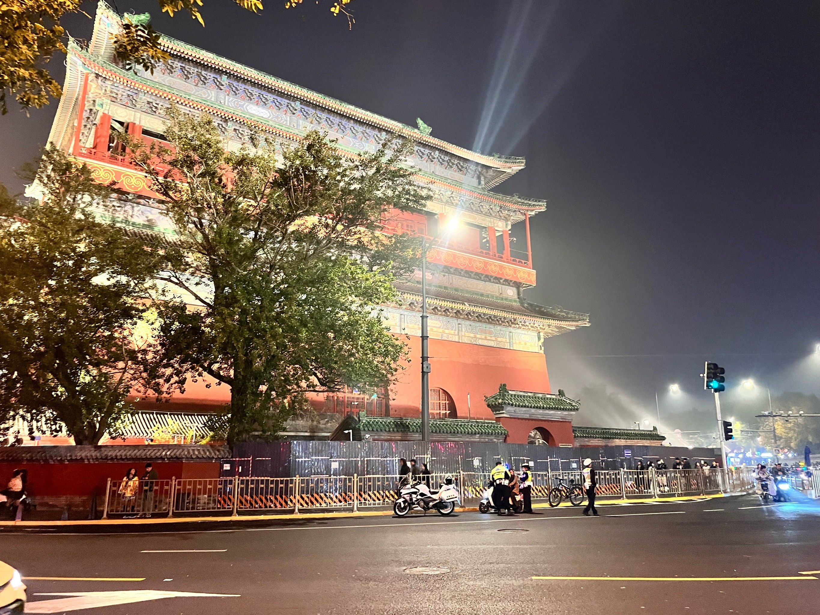 晚上的鼓楼开了灯很漂亮