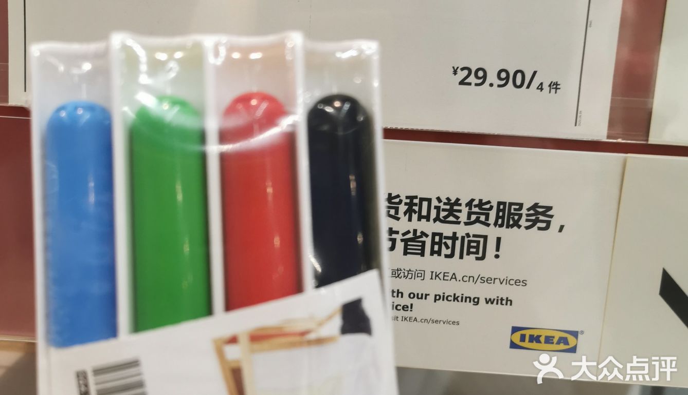 白板笔收纳在板擦背面凹槽中，非常方便