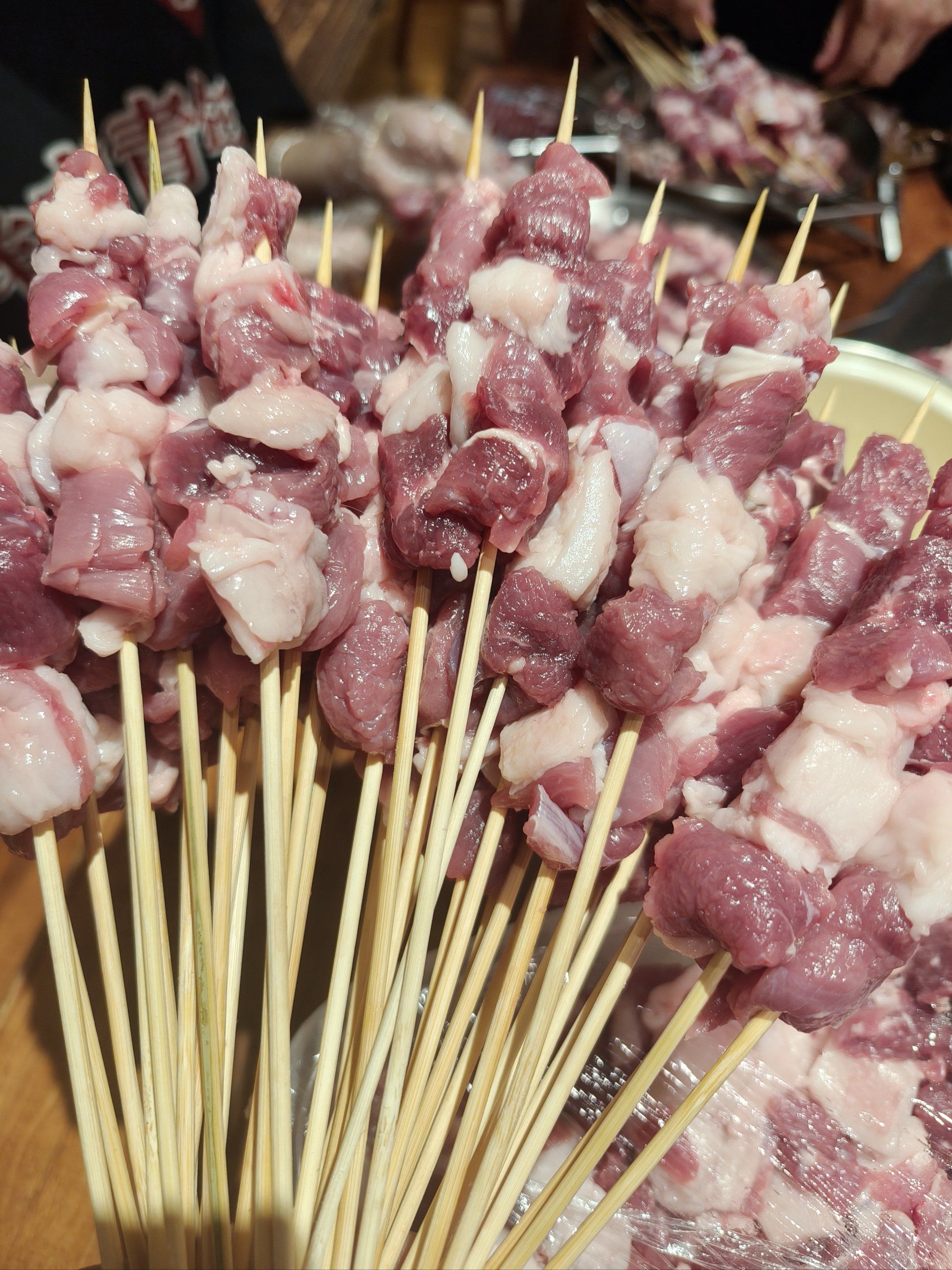 没见过这么新鲜的羊肉串?