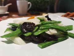 橄榄油木耳炒山药-HOME餐厅粤菜 融合菜