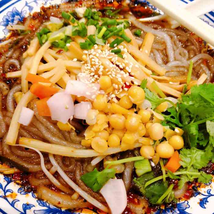 打分    /人 「笋尖酸辣粉」酸辣粉量挺多的,对于我来说有点太辣了