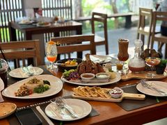 -Chom Cafe and Restaurant