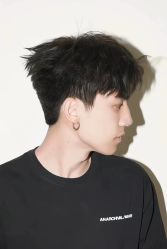 -一家只做男发烫染的店