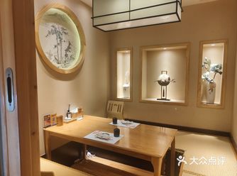 小巷子里的日料小店，全屋榻榻米，木格子的小包间