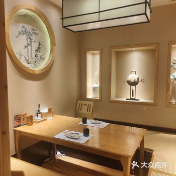 小巷子里的日料小店，全屋榻榻米，木格子的小包间