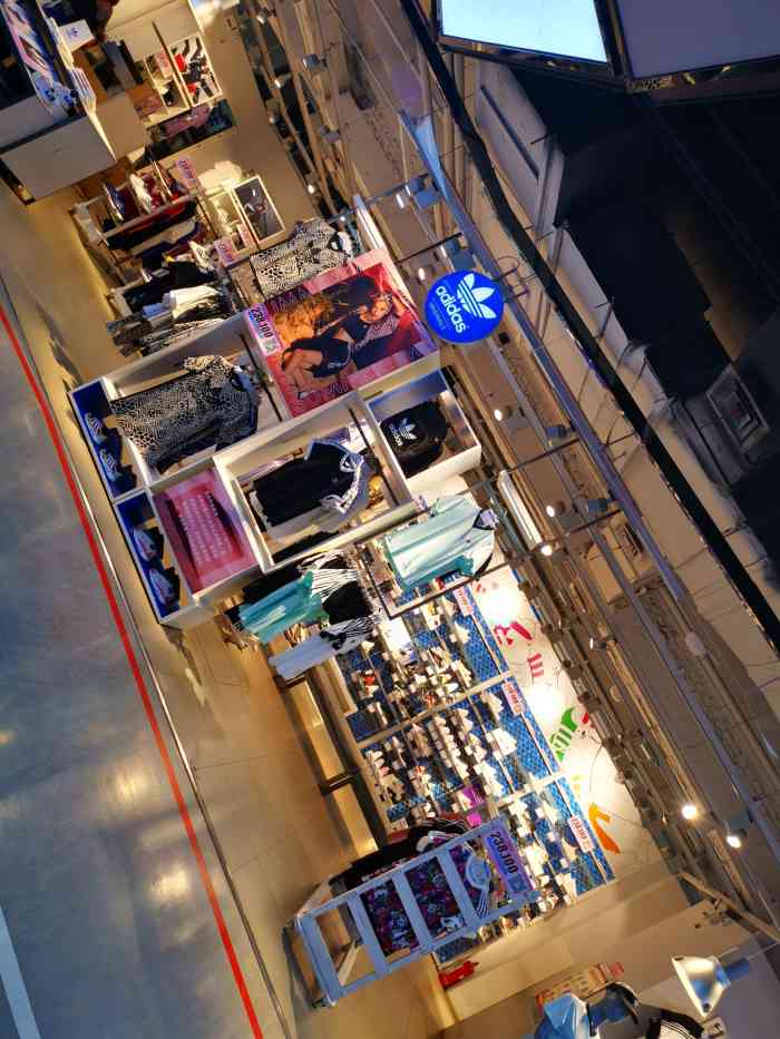 美莎国际运动城(柳南店"衣服种类很多,最近新装修了,不错.