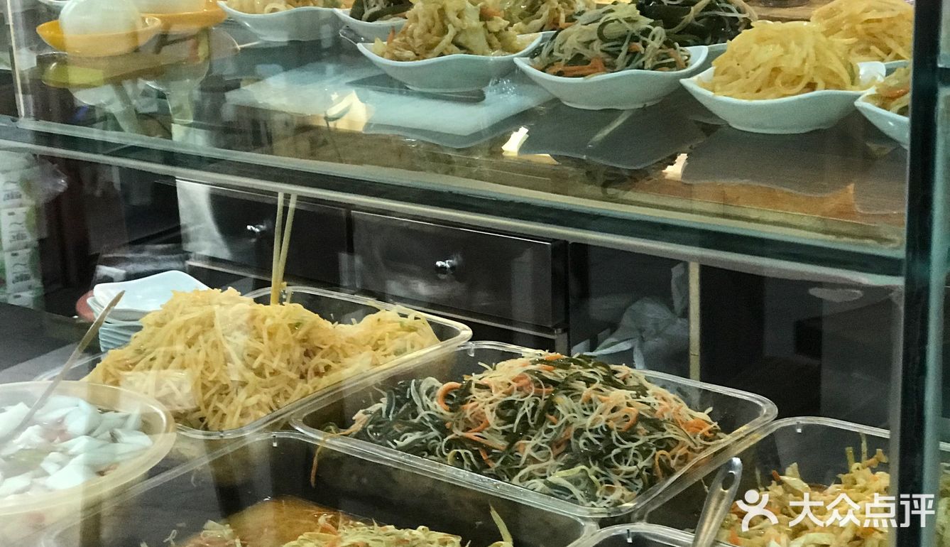 他们自制的油辣子看着通红通红的不是很辣但非常香