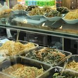 他们自制的油辣子看着通红通红的不是很辣但非常香