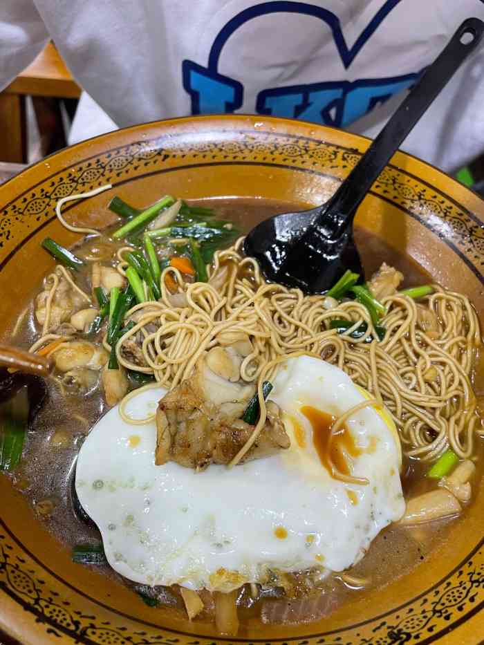 阿能面馆-"工作日中午跟小伙伴一起去打卡,对他家的面.