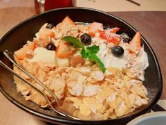 希腊酸奶水果燕麦碗-来龙里 精致 东南亚餐室(万象城店)