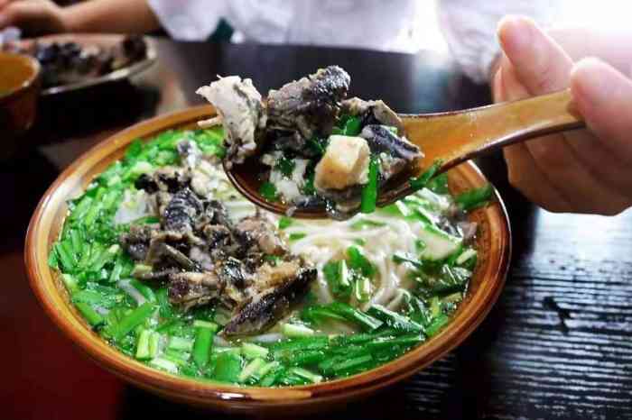 云南丽江和记土鸡米线(雕像店)-"应该是新店,乌鸡肯定是乌鸡,汤非常的