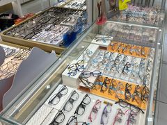 -美式眼镜·授权蔡司.依视路.尼康.豪雅.明月(人民广场店)