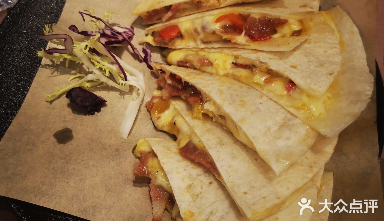 鸡腿是与蔬菜一起串成串的 然后还有薯条