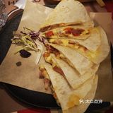 鸡腿是与蔬菜一起串成串的 然后还有薯条