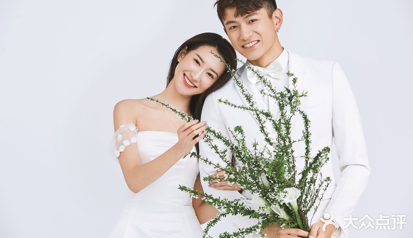 室内极简婚纱照，简单的幸福