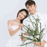 室内极简婚纱照，简单的幸福