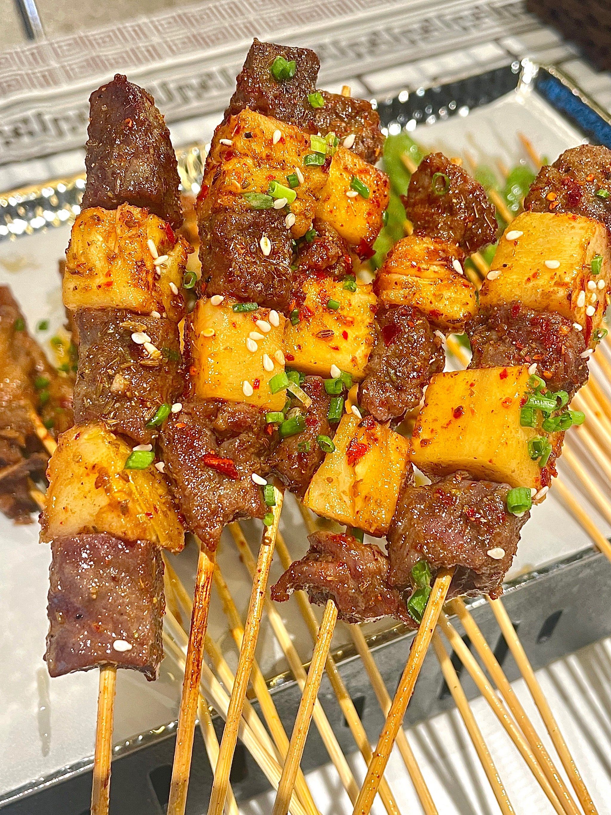 🍍菠萝牛肉粒我是真的很喜欢吃
菠萝烤过之后也是甜甜的🥰
