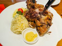 德式烤猪肘配酸菜土豆泥-申德勒加油站西餐厅(日坛路总店)