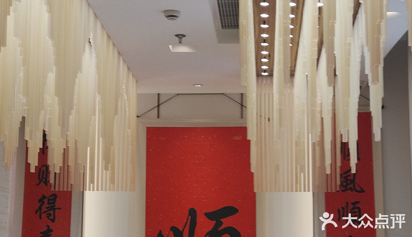 我们终于等到了机会得偿所愿。店面在广场中非常显眼