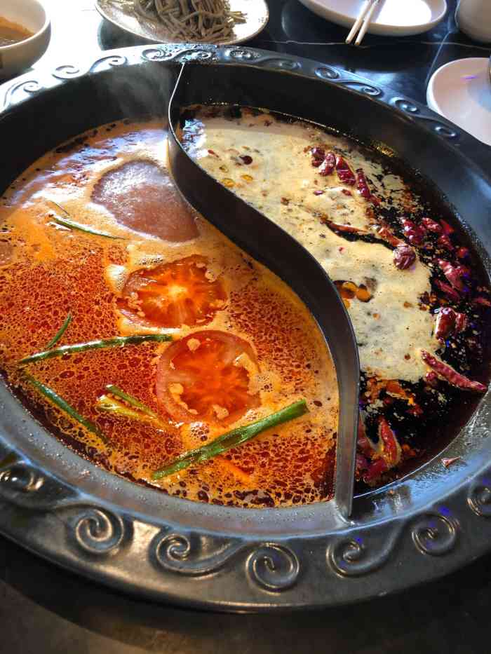 喜欢杨家火锅的牛肉和烧饼,不过其实不算辣