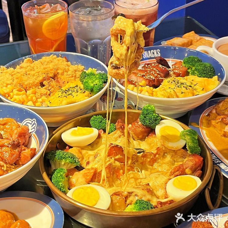 分量挺大的，上面铺了一层可以拉丝的芝士