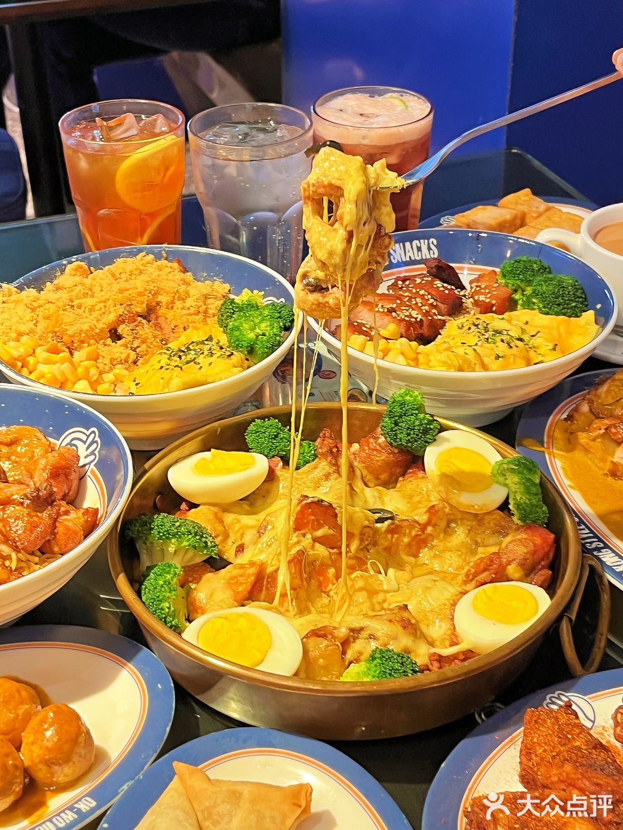 分量挺大的，上面铺了一层可以拉丝的芝士