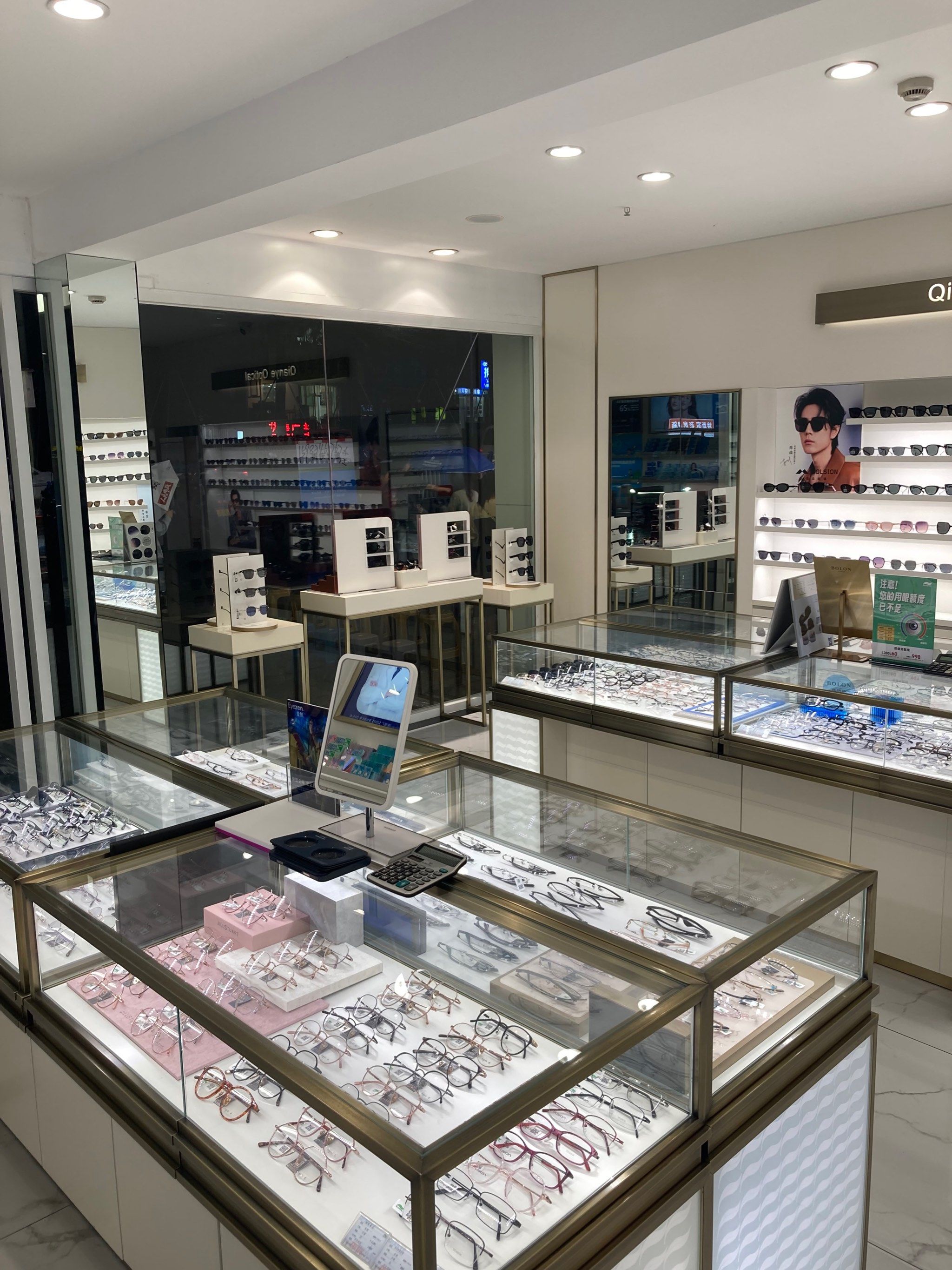 城」第一次在千叶眼镜购买,小姐姐服务态度很好,推荐我的镜框很好看