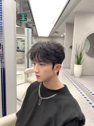 -一家只做男发烫染的店