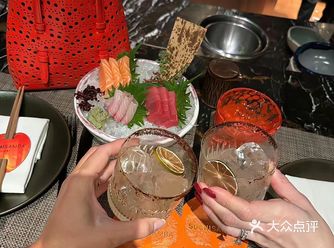 喜欢会发光的男孩子：比如财神和如来。