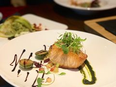 海苔酥配烤三文鱼-YUE·6·西式融合餐厅(外滩六号店)