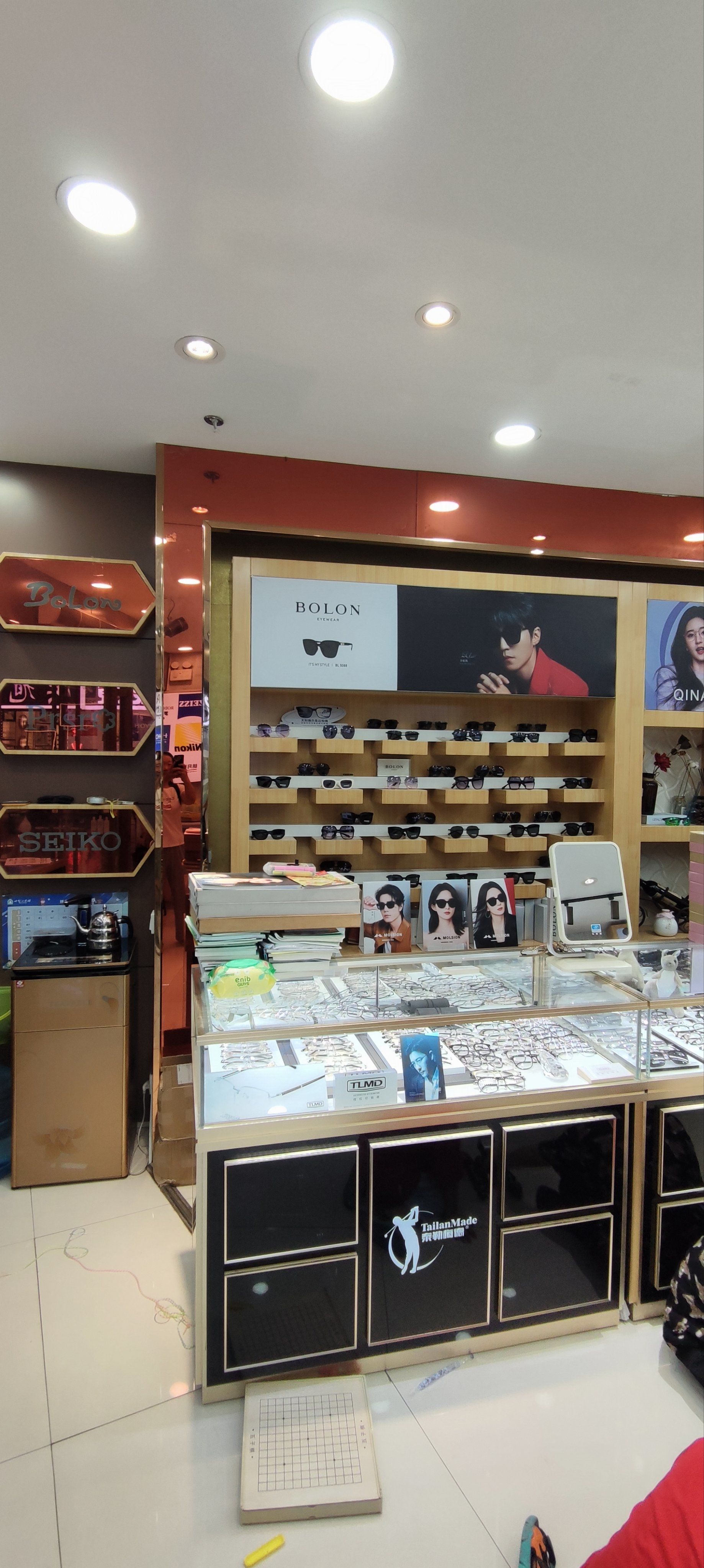 眼镜店在明湖西路上的明湖广场,位置很好找