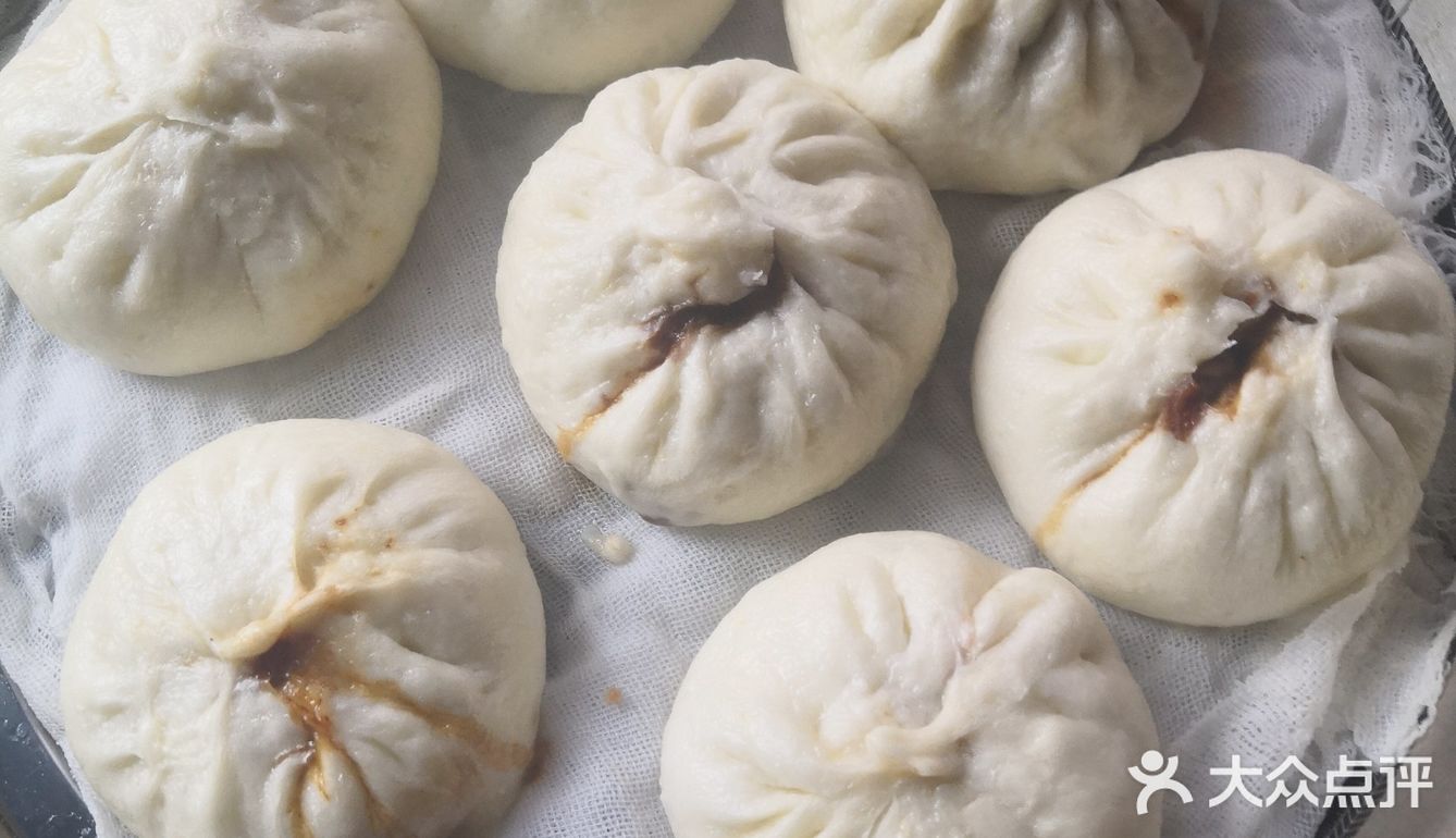 前腿肉250克,大葱切花,姜粒,盐,生抽,老抽